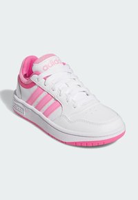 Weißer Sportschuh mit pinken Akzenten, Schnürdesign, drei pinken Streifen an der Seite und strukturierter Gummisohle. Logo an der Seite.