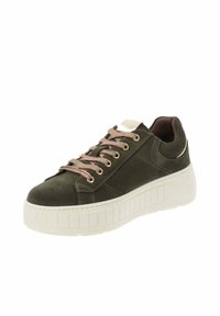 Baskets en daim vert foncé avec lacets beige, œillets dorés et semelle plateforme épaisse et texturée blanche, vues depuis un angle avant-droit.