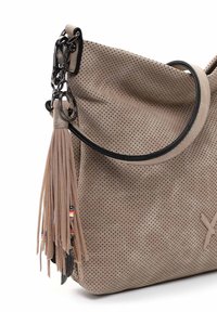 Beżowa torebka z perforowanej zamszowej skóry z czarnymi wykończeniami, metalowymi pierścieniami oraz dekoracyjnym chwostem z koralikami i piórkami.