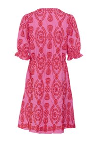 Rosa klänning med puffärmar, som har intrikata röda broderier i ett blommönster, samlad midja och vågig nederkant.
