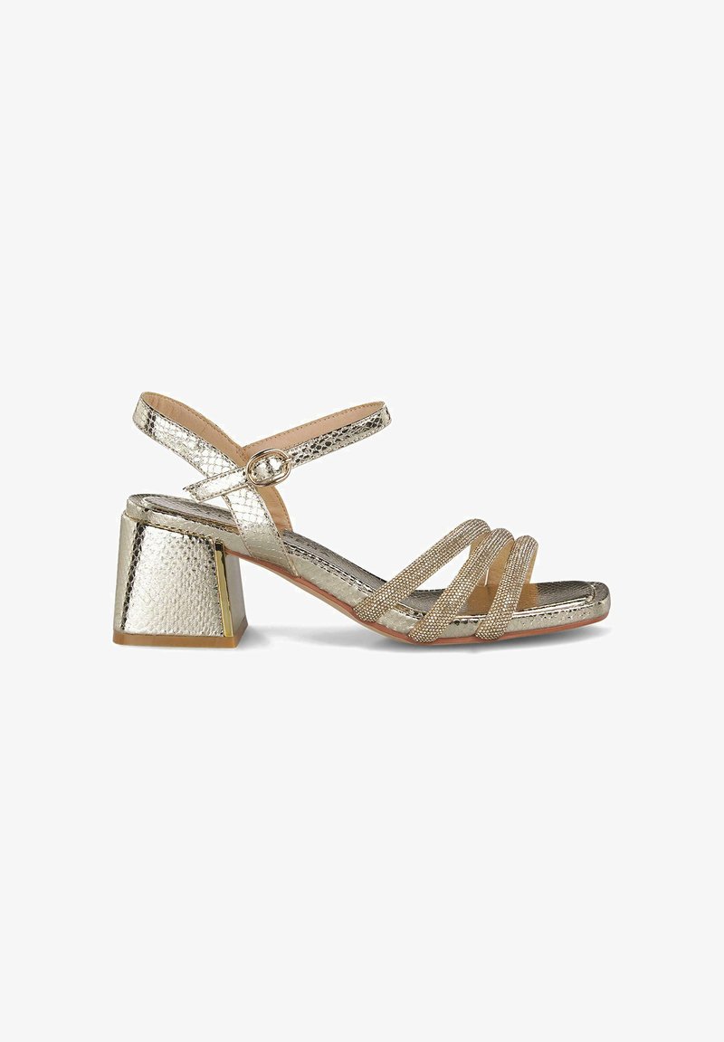 Sandalias de tacón doradas con un upper metálico texturizado, múltiples tiras cruzadas y un tacón bloque con un acento dorado brillante.