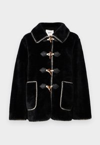 Zwarte fleece jas met een kraag, toggelsluitingen en crèmekleurige stiksels. Voorzien van twee voorzakken en een zachte textuur.