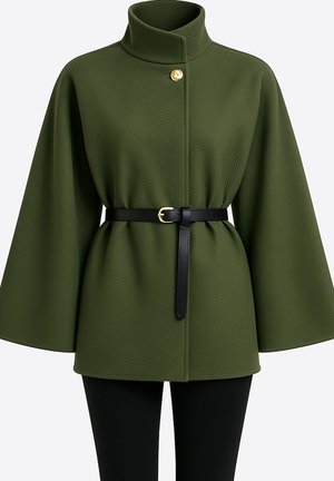 Olivgrüner Mantel mit hohem Kragen, strukturiertem Stoff, einem vorderen Knopfverschluss und einem schwarzen Gürtel mit goldener Schnalle an der Taille.