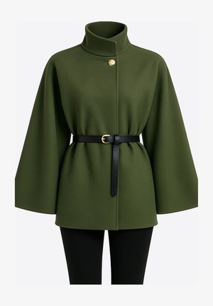 Olijfgroene jas met een hoge kraag, gestructureerde stof, een knoopsluiting aan de voorkant en een zwarte riem met een gouden gesp in de taille.