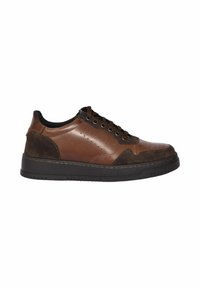 Sneaker in pelle e camoscio marrone con design perforato, chiusura con lacci neri e suola in gomma nera. Presenta texture a contrasto.