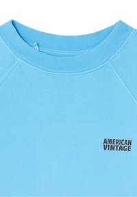 Sweatshirt bleu clair avec col rond côtelé et manches raglan. Comprend un logo noir "AMERICAN VINTAGE" sur le devant. Confectionné en tissu doux.