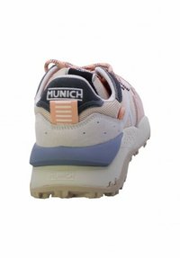 Sneaker con un mix di materiali beige, rosa e blu navy; presentano una collo imbottito, un design testurizzato e una resistente suola bianca con branding.