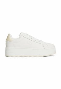 Des baskets plateformes blanches en cuir lisse, avec un bout arrondi, un design à lacets et un accent de talon beige clair contrastant.