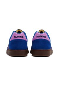 Blaue Wildledersneaker mit rosa Akzenten und braunen Gummisohlen. Enthält ein Logo an der Ferse und eine strukturierte Paneelierung im oberen Bereich.