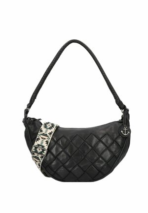 Bolso de mano en forma de media luna de cuero negro acolchado, con strap de hombro trenzado, strap de tela ajustable con patrón y charm en forma de ancla en el tirador del zipper.