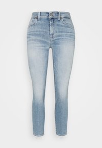 Vaqueros de denim azul claro con un corte ajustado, que presentan una cintura de altura media, cinco bolsillos y un dobladillo limpio con un desvanecimiento mínimo.
