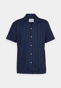 Camicetta a maniche corte con strisce verticali blu navy e blu, colletto alla coreana, chiusura con bottoni e una tasca sul petto.