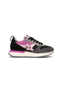 Sneaker low-top con pannelli neri, grigi, rosa e viola, lacci neri e suola bianca con accento viola, marchio laterale con simboli a triangolo e X.
