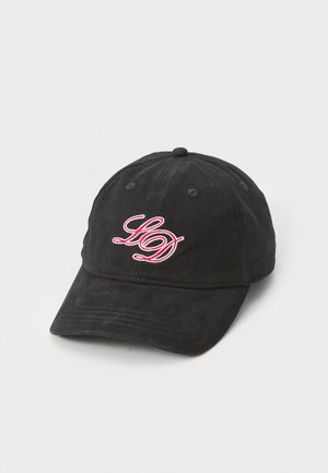 Schwarze Baumwoll-Baseballmütze mit gebogenem Schirm, ausgestattet mit einem gestickten "LD"-Logo in Rot. Inklusive Belüftungsöffnungen und einem Oberknopf.