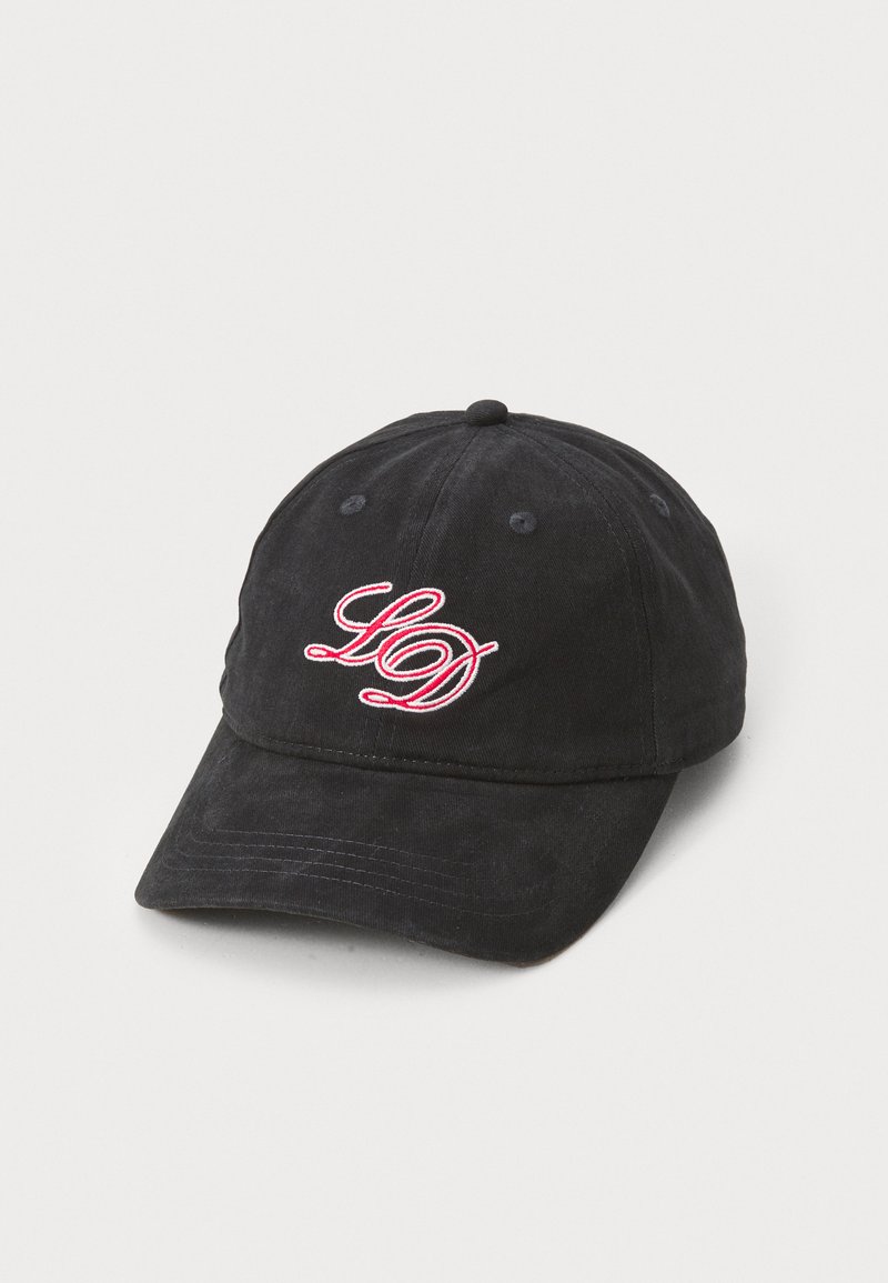 Căciulă de baseball din bumbac negru, cu un bor letal, având un logo brodat "LD" în roșu. Include găuri de ventilație și un buton pe partea de sus.
