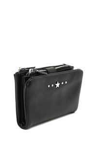 Portafoglio in pelle nera con chiusura a zip, accentato da una stella e borchie circolari decorative sulla parte anteriore. Forma rettangolare con superficie liscia.