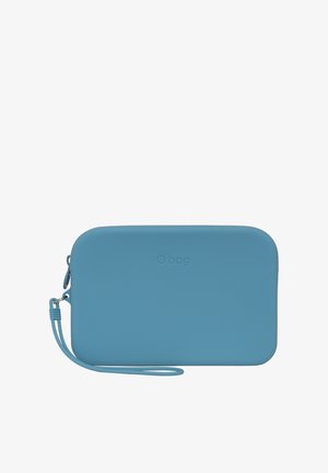 Bolso O rectangular azul hecho de material suave y duradero con cierre de cremallera y correa de muñeca desmontable.