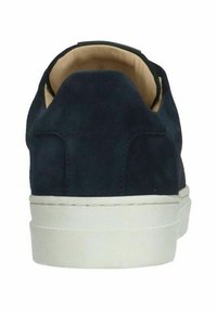 Marine suède sneaker met een witte rubberen zool; ronde achterkant; gladde textuur; minimalistisch ontwerp; mist prominente branding of accenten.