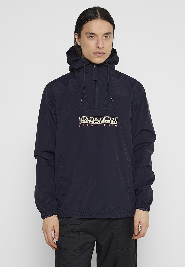 Chaqueta con capucha de color marino fabricada en material sintético brillante, con media cremallera, puños elásticos y un logo impreso en la parte frontal.