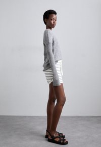 KNITID STRIPE - Lühikesed püksid - gray