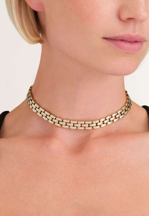 Collar de tono dorado con un diseño de doble eslabón, que presenta eslabones ovalados suaves que crean una textura y apariencia fluidas.