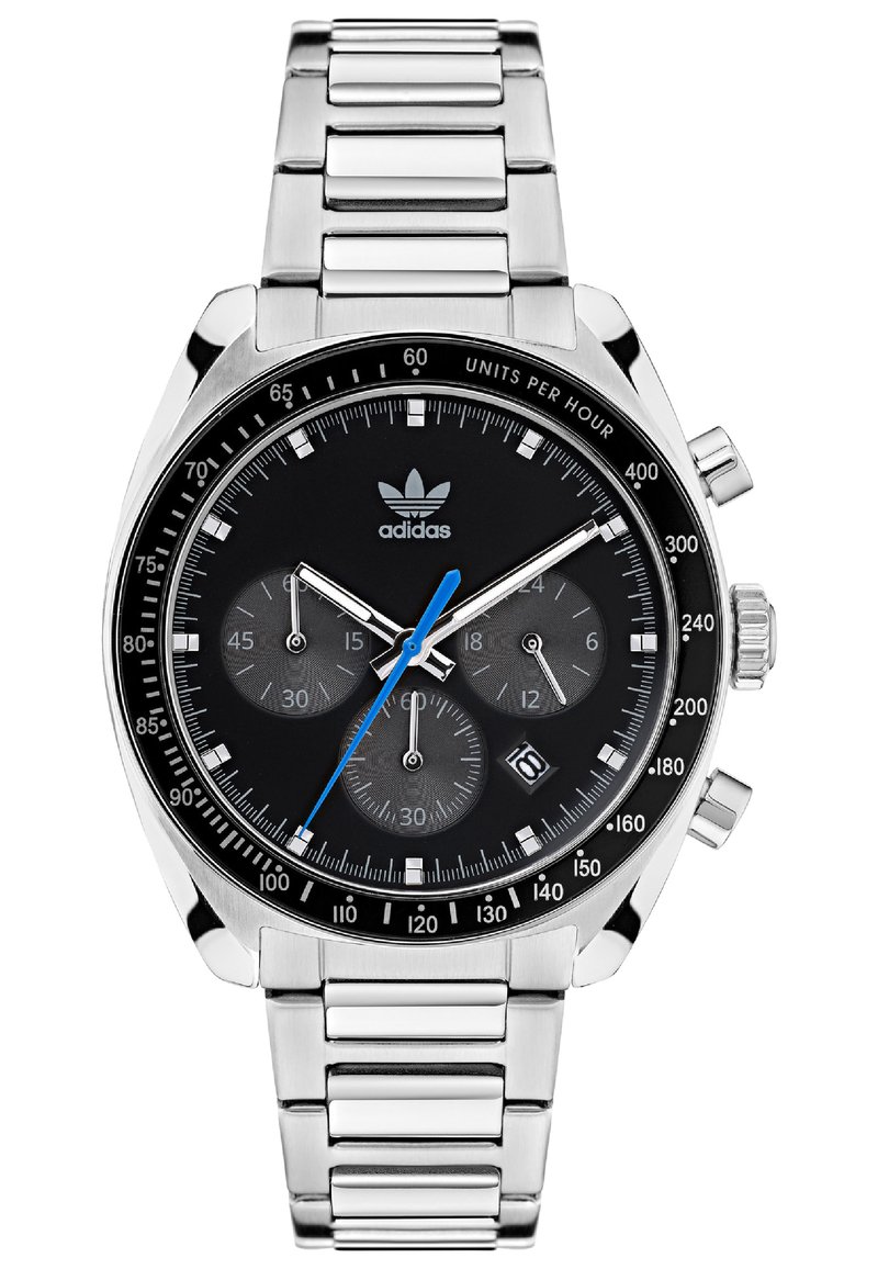 Ezüst színű rozsdamentes acél óra fekete számlappal, krónográf alapszámlapokkal, kék másodpercmutatóval és dátumablakkal 4 óránál. Az Adidas logó látható.