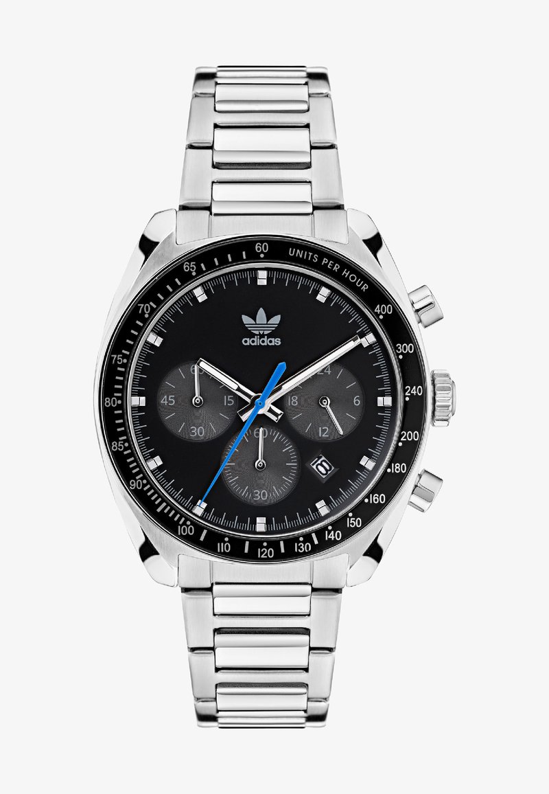 Ezüst színű rozsdamentes acél óra fekete számlappal, krónográf alapszámlapokkal, kék másodpercmutatóval és dátumablakkal 4 óránál. Az Adidas logó látható.
