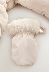 Gant isolé beige avec un poignet en fausse fourrure pelucheuse et un élastique au poignet, avec un détail de bouton métallique. Texture de tissu douce et lisse.