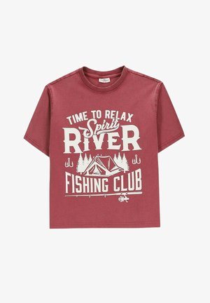 Bordowa koszulka z krótkim rękawem z białym napisem „Time to Relax Spirit River Fishing Club”, namiot, sosny, haczyki wędkarskie i grafika wędki.