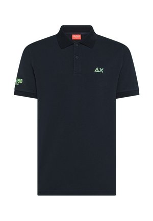 Polo nera a maniche corte con chiusura a due bottoni, logo verde Delta e X sul petto e scritta verde "SUN68" sulla manica sinistra.