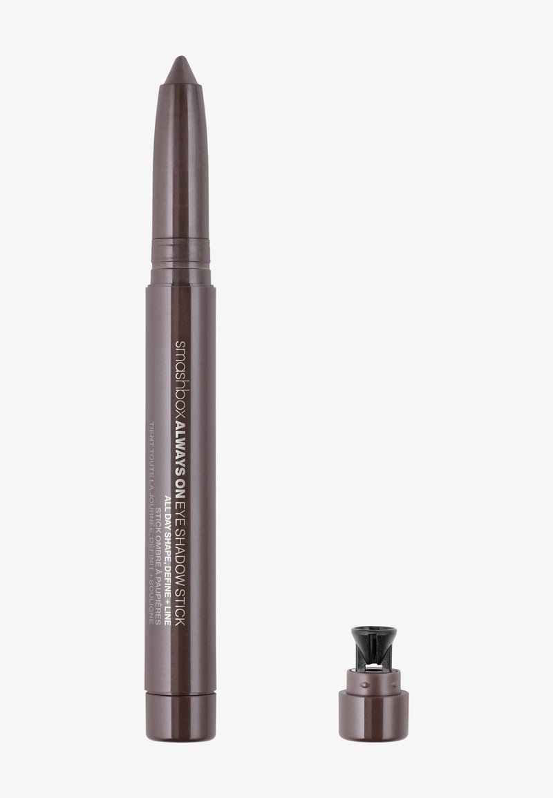 Brun ögonskuggssticka med spetsig topp och utdragbar design. Har varumärke på sidan; inkluderar ett matchande lock för skydd.