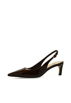 Escarpin slingback brillant brun foncé à bout pointu, avec petit talon kitten bas et bride réglable à boucle sur fond blanc.