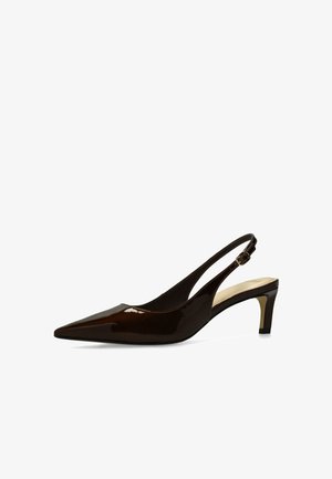 Escarpin slingback brillant brun foncé à bout pointu, avec petit talon kitten bas et bride réglable à boucle sur fond blanc.