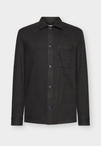 Μαύρο σακάκι με μακριά μανίκια, φτιαγμένο από υφασμάτινη μίξη, με καπελωτό γιακά, μπροστινά κουμπιά και μία θήκη στο στήθος.