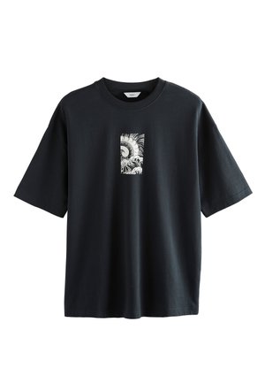 Schwarzes T-Shirt mit kurzen Ärmeln und einem kleinen rechteckigen schwarz-weißen grafischen Element mit Wellenmuster, zentriert auf der Brust.