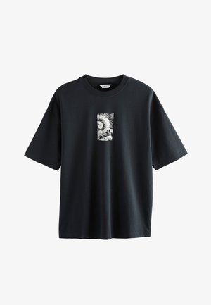 Schwarzes T-Shirt mit kurzen Ärmeln und einem kleinen rechteckigen schwarz-weißen grafischen Element mit Wellenmuster, zentriert auf der Brust.