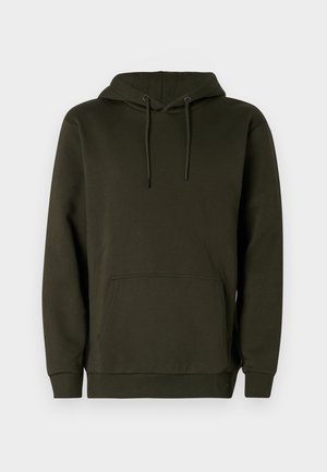 Mørkegrøn hættebluse lavet af blødt stof, har en kængurulomme, ribbet manchetter og snor til justerbar hætte.