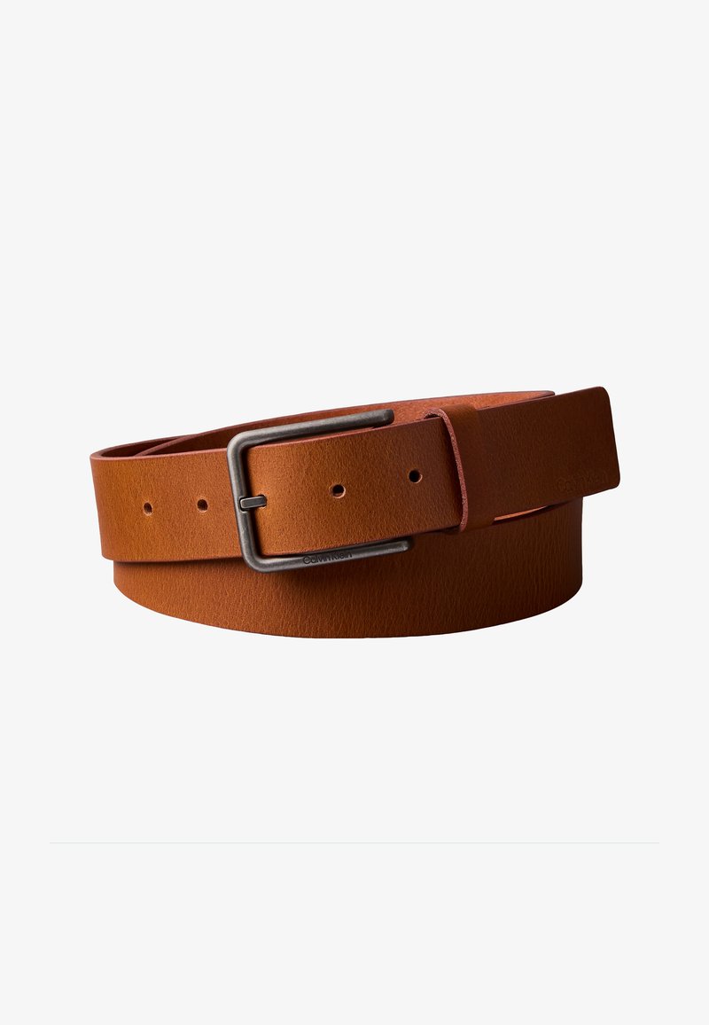 Ceinture en cuir marron avec boucle métallique noire rectangulaire, trous réglables et boucle pour sécuriser l'extrémité de la sangle.