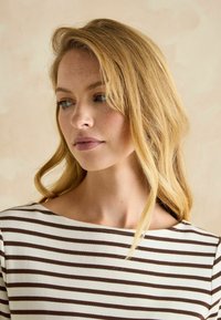 Tom Joule REGULAR FIT - HARBOUR BOAT NECK BRETON - Langarmshirt - brown cream