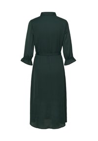 Rochie lungă, verde închis, dintr-un material ușor, cu guler, mansete volăne și o centură legată în talie, ajungând până la jumătatea gambei.