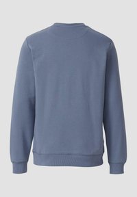 Jednoduchý modrý sveter s dlhým rukávom a okrúhlym výstrihom zobrazený zozadu s rebrovanými manžetami a spodným lemom na svetlošedom pozadí.