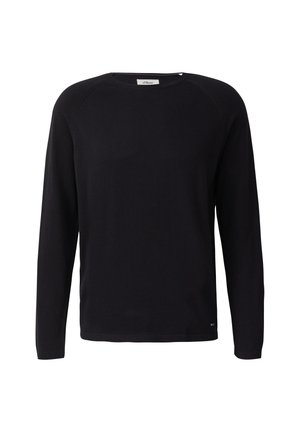 Czarny sweter z długim rękawem i okrągłym dekoltem, z małą metką marki na dole, wyeksponowany na białym tle.