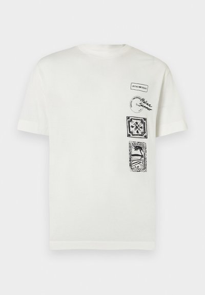 Λευκό κοντομάνικο μπλουζάκι με μαύρα τυπωμένα σχέδια που περιλαμβάνουν το κείμενο "Emporio Armani", "Italian Summer" και σχέδια με φοίνικες και πλακάκια στο στήθος.