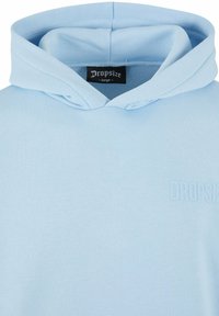 Vaaleansininen huppari, joka on valmistettu pehmeästä kankaasta ja jossa on edessä kengurupocket ja kiristettävä huppu. Rinnassa on kohokuvioitu "DROPSIZE"-logo.