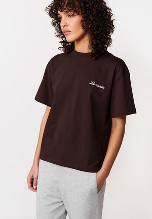 CARENA PEARL - Tricou basic - dark chocolate