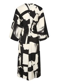 Mustakankaan kimono-tyylinen mekko, jossa on rento leikkaus, leveät hihat ja abstrakti siveltimenjälki-kuvio teksturoidussa kankaassa.