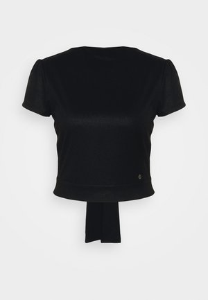 Haut noir à manches courtes avec un design court, texture côtelée, encolure ronde et un détail noué à la taille. Petit logo accentué sur l'ourlet.