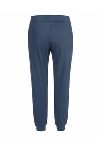 Pantalones ajustados de color azul marino con puños elásticos, bolsillos traseros de ojetes y una cinturilla ajustada, mostrados desde la parte posterior sobre un fondo blanco.