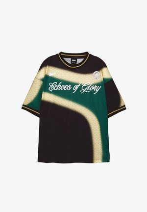 Tričko s krátkym rukávom v čiernej, zelenej a béžovej farbe s geometrickým vzorom. Obsahuje nápis "Echoes of Glory" v bielej farbe a okrúhly golier.