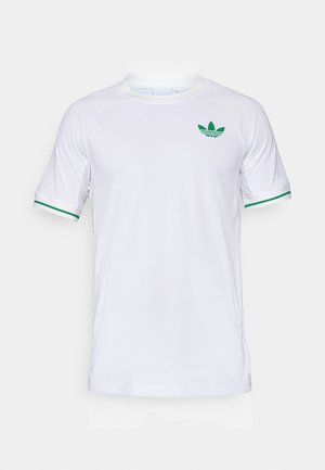 T-shirt de sport blanc à manches courtes, avec des bordures vertes aux manches et un logo vert sur la poitrine. Fabriqué en tissu léger.
